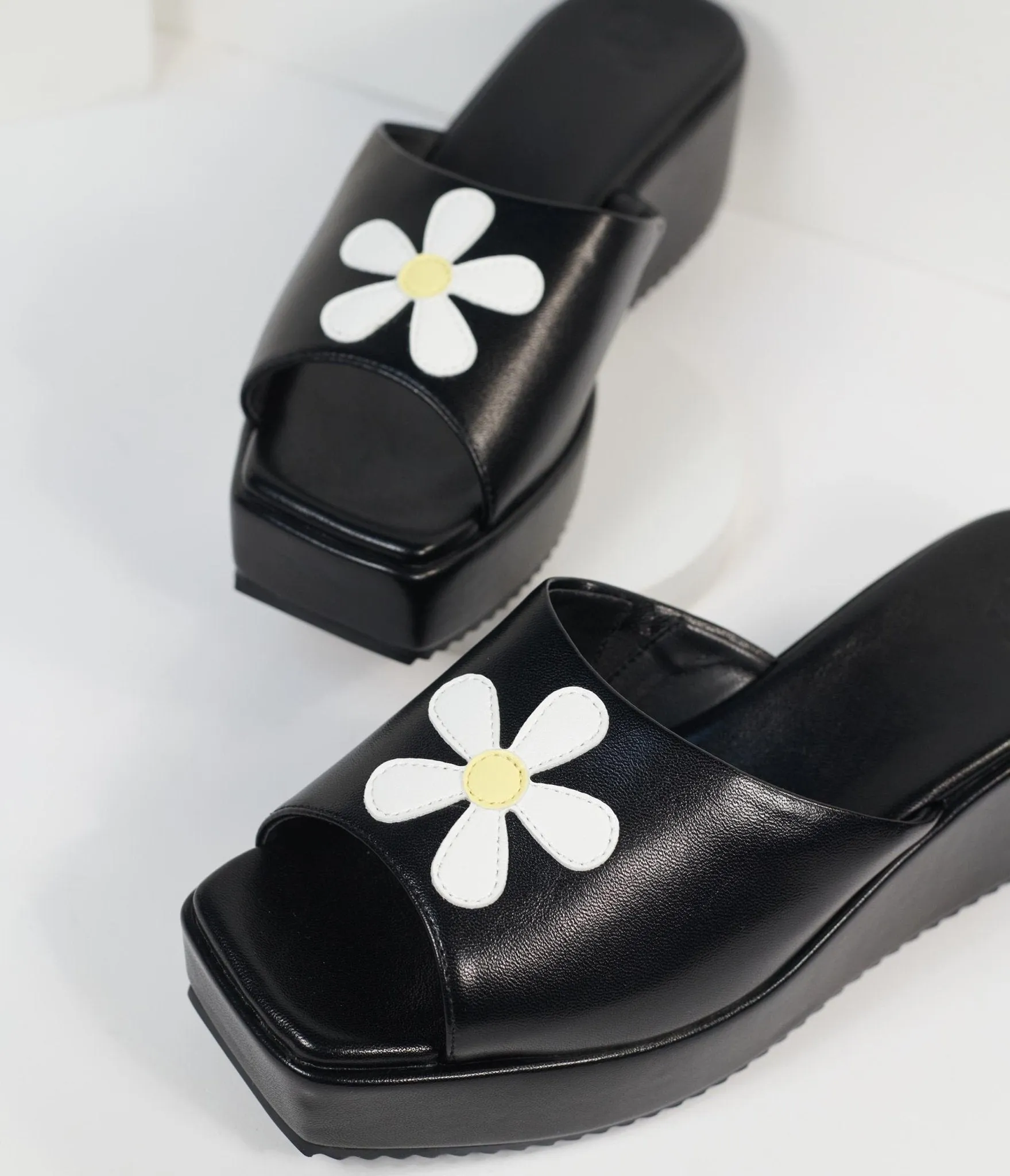 Black & Daisy Bloom Sirena Mules